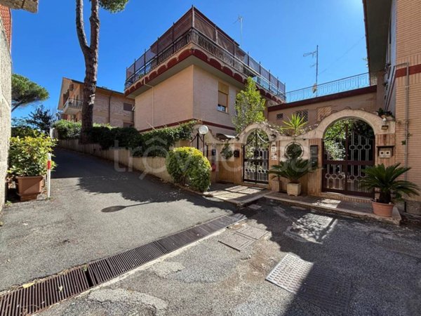 casa indipendente in vendita a Roma in zona Tomba di Nerone