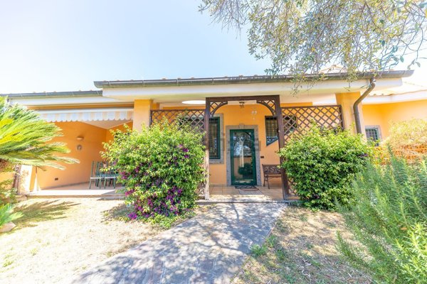 casa indipendente in vendita a Roma in zona Casal Palocco
