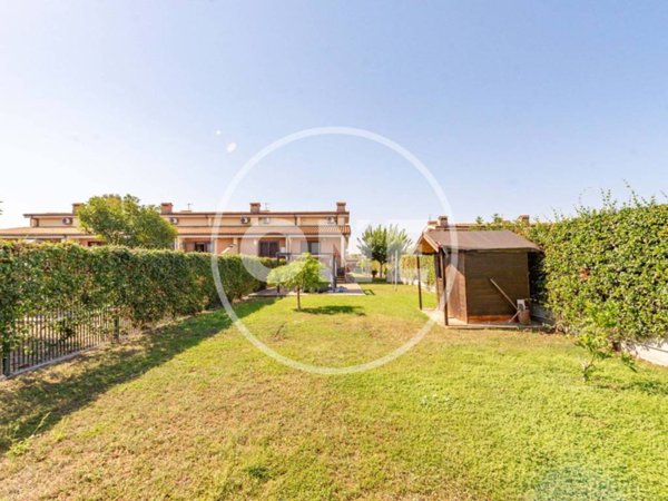 casa indipendente in vendita a Roma in zona Lunghezza