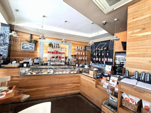 negozio in vendita a Roma in zona Appio Claudio
