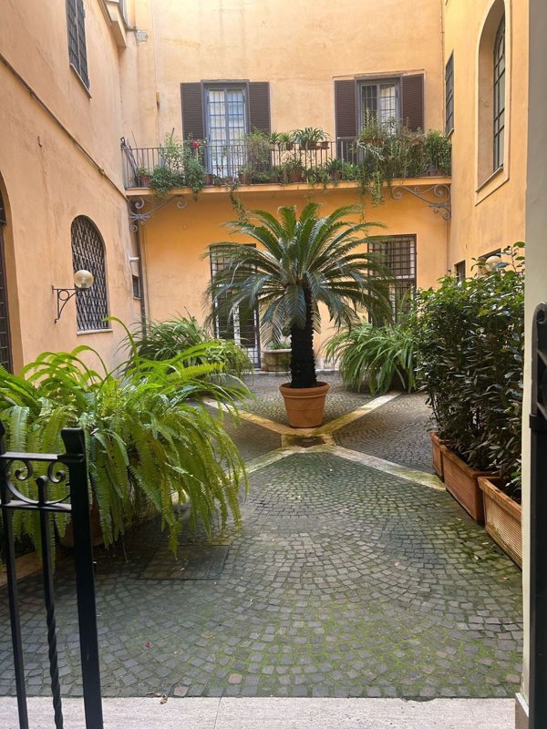 appartamento in vendita a Roma in zona Pigna - Sant'Angelo
