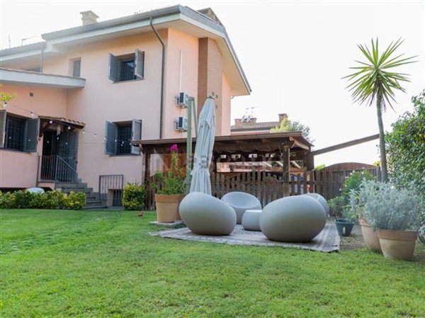 casa indipendente in vendita a Roma in zona Infernetto