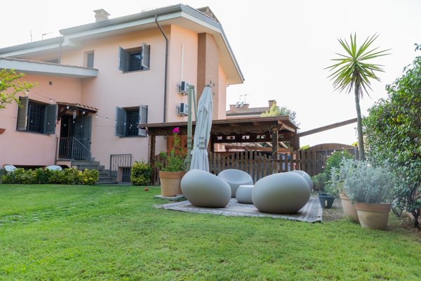 casa indipendente in vendita a Roma in zona Infernetto