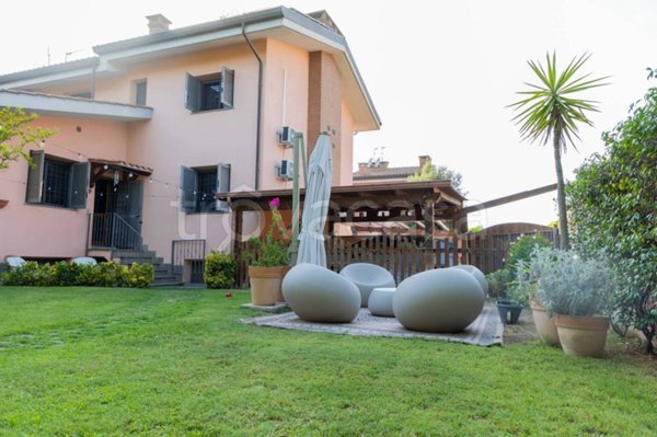 casa indipendente in vendita a Roma in zona Infernetto
