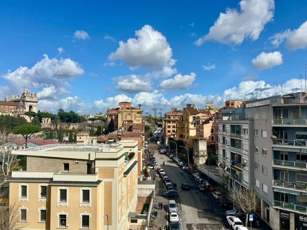 appartamento in vendita a Roma in zona Appio Latino