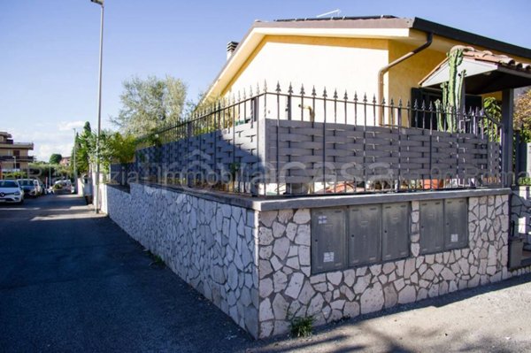 casa indipendente in vendita a Roma in zona Finocchio