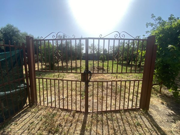 locale di sgombero in vendita a Roma in zona Fosso di San Giuliano