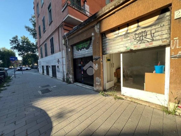 negozio in vendita a Roma in zona Tuscolano