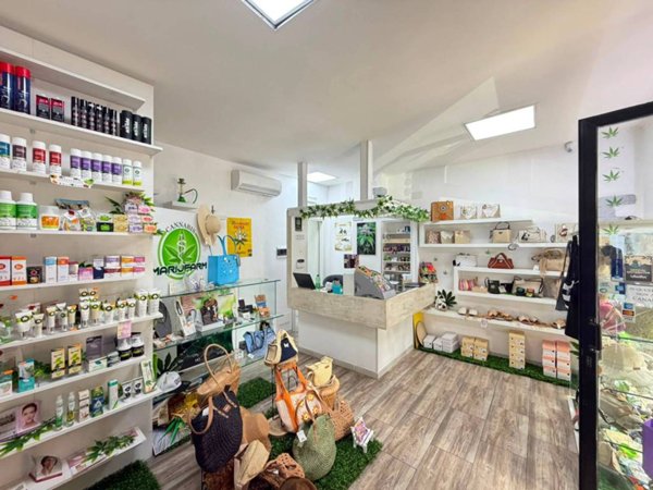 negozio in vendita a Roma in zona Ostia