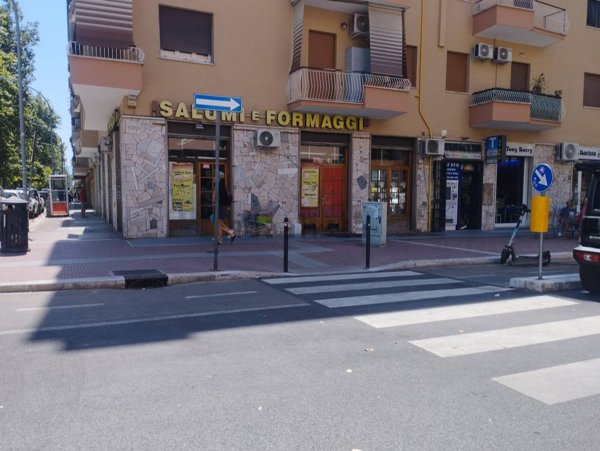 negozio in vendita a Roma in zona Appio Claudio
