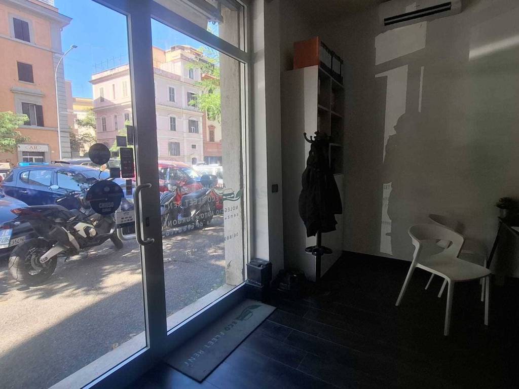 negozio in vendita a Roma in zona Tuscolano