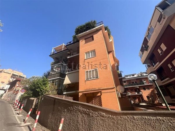 appartamento in vendita a Roma in zona Tomba di Nerone