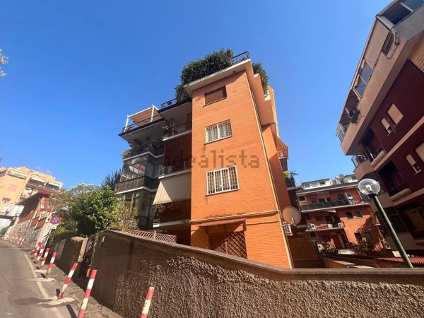 appartamento in vendita a Roma in zona Tomba di Nerone