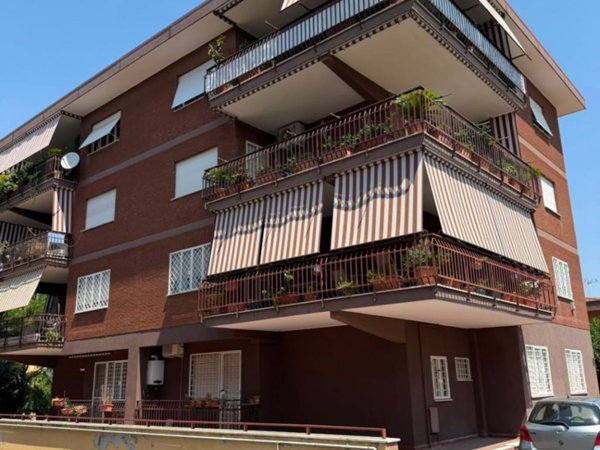 appartamento in vendita a Roma in zona Osteria del Curato