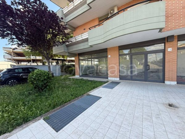 negozio in vendita a Roma in zona Valle Santa