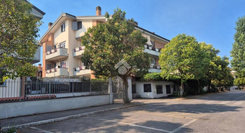 appartamento in vendita a Roma in zona Torre Gaia