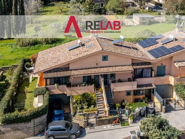 casa indipendente in vendita a Roma in zona Valle Santa