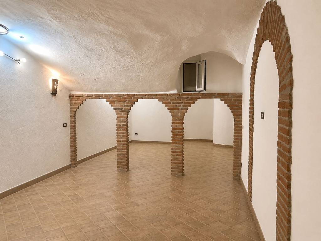 locale commerciale in vendita a Roma in zona Rione Regola
