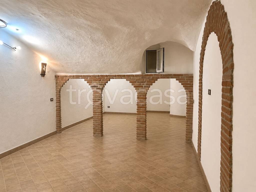 locale commerciale in vendita a Roma in zona Rione Regola