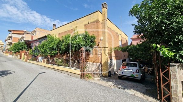 casa indipendente in vendita a Roma in zona Finocchio