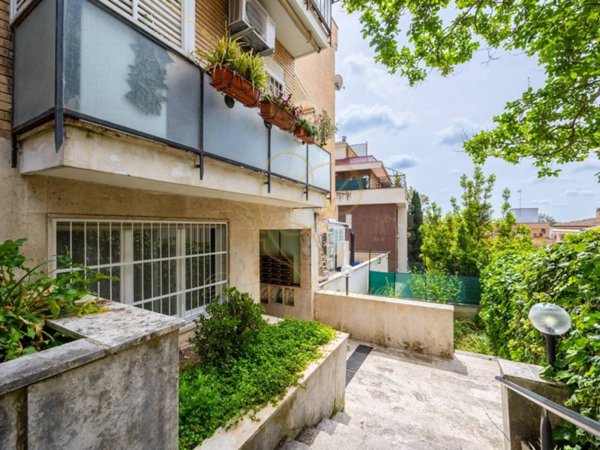 appartamento in vendita a Roma in zona Tomba di Nerone