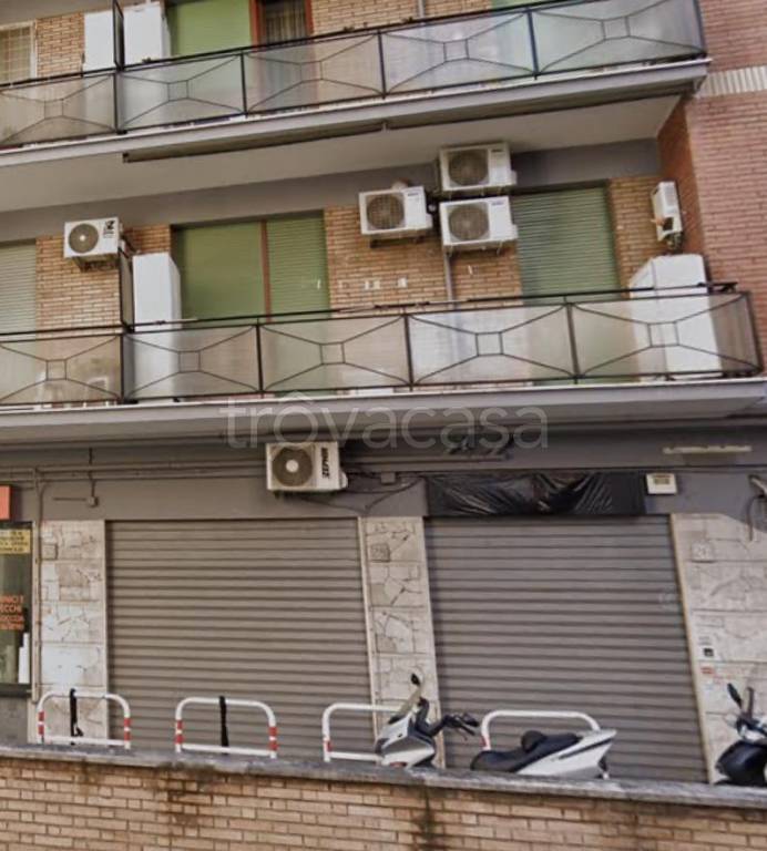 negozio in vendita a Roma in zona Tuscolano