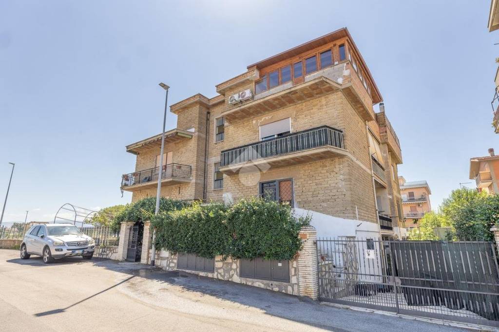 appartamento in vendita a Roma in zona Castelverde