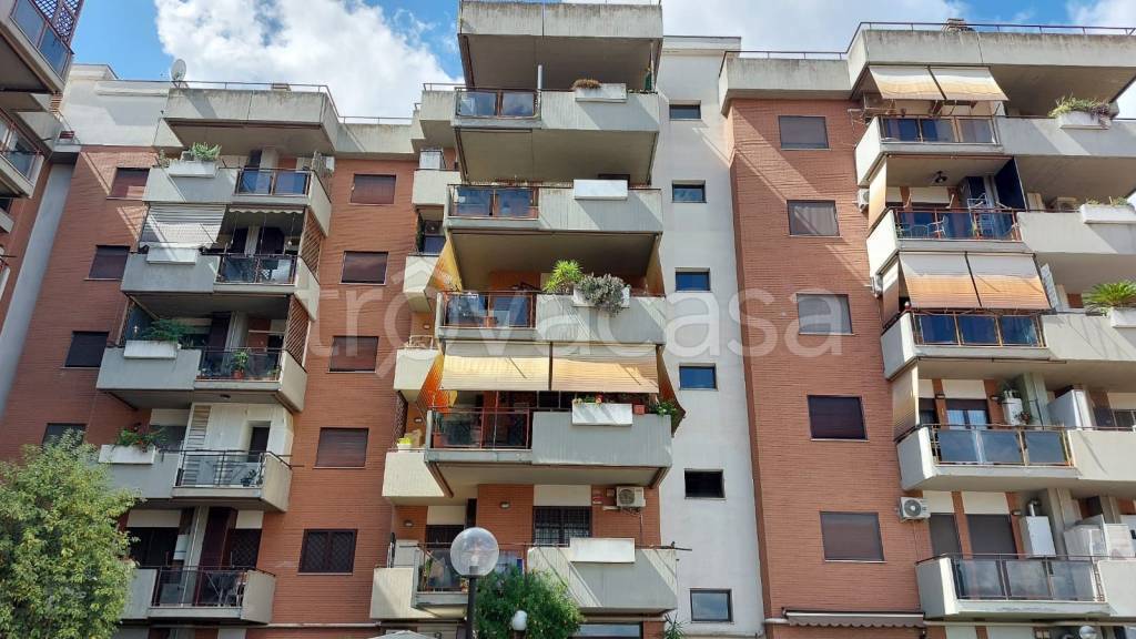 appartamento in vendita a Roma in zona Casal Monastero