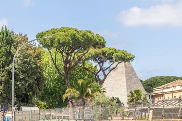 appartamento in vendita a Roma in zona Ostiense