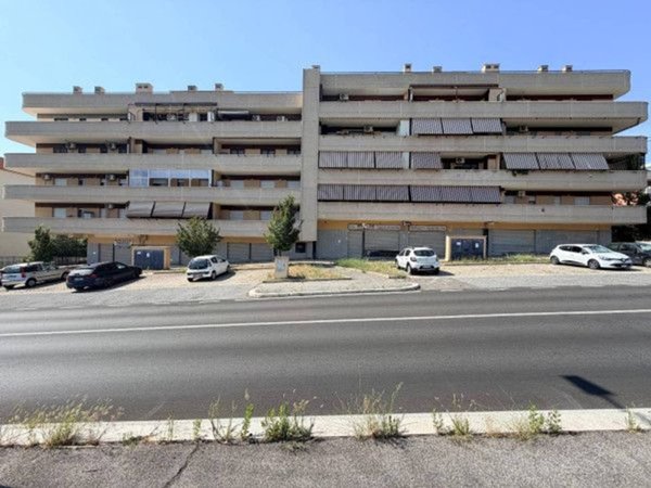 appartamento in vendita a Roma in zona Villaggio Falcone