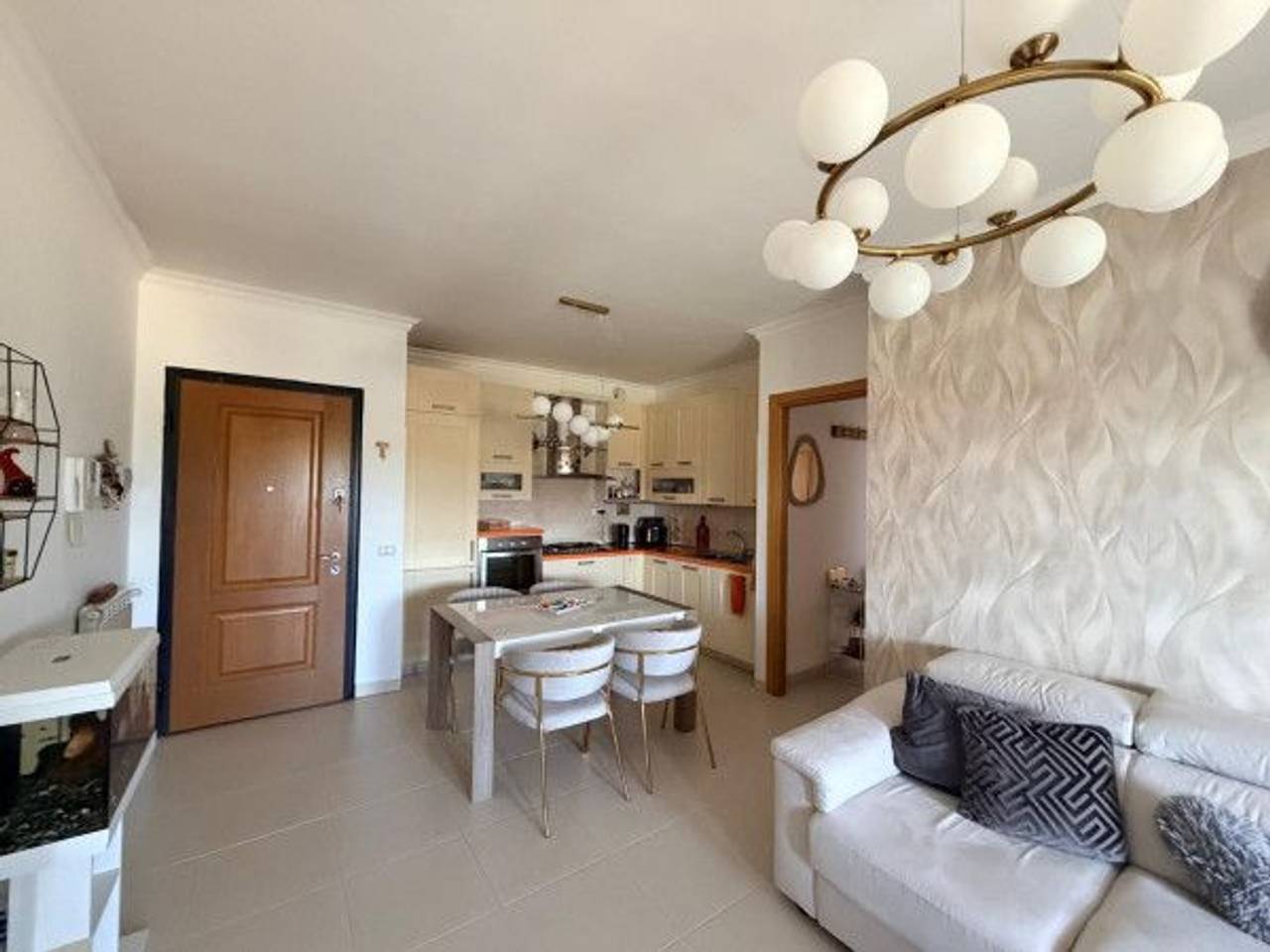 appartamento in vendita a Roma in zona Villaggio Falcone