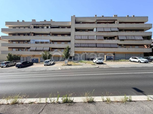 appartamento in vendita a Roma in zona Villaggio Falcone
