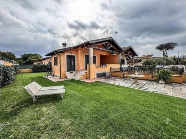 casa indipendente in vendita a Roma in zona Infernetto