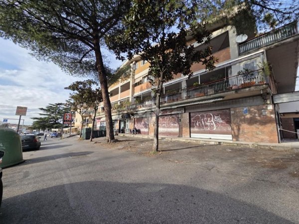 locale commerciale in vendita a Roma in zona Finocchio