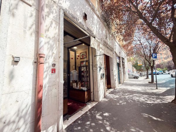 locale commerciale in vendita a Roma