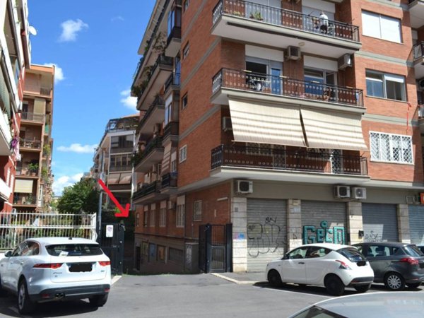 locale commerciale in vendita a Roma in zona Appio Claudio