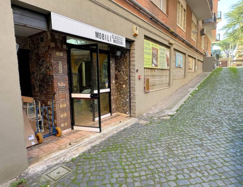 locale commerciale in vendita a Roma in zona Appio Claudio