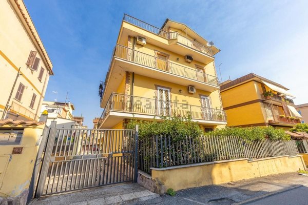 appartamento in vendita a Roma in zona Torre Angela