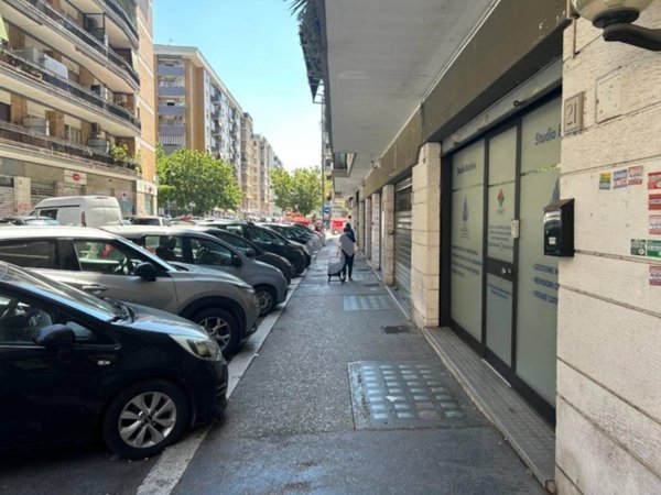 negozio in vendita a Roma in zona Tuscolano