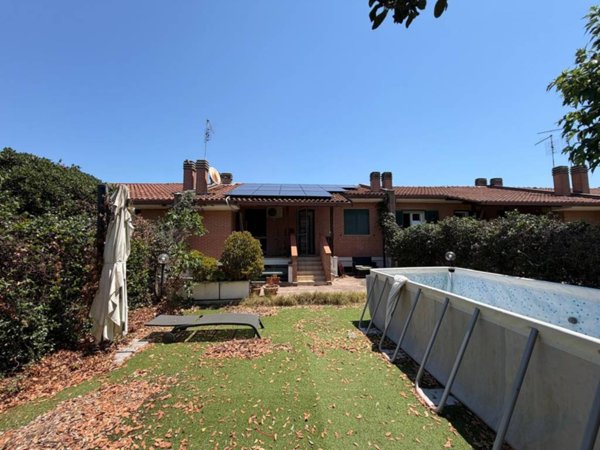 casa indipendente in vendita a Roma in zona Casal Palocco