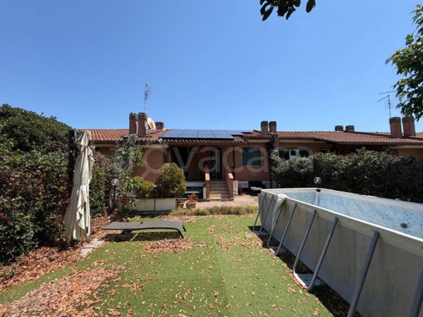 casa indipendente in vendita a Roma in zona Casal Palocco