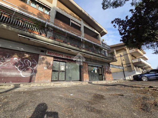 locale commerciale in vendita a Roma in zona Finocchio