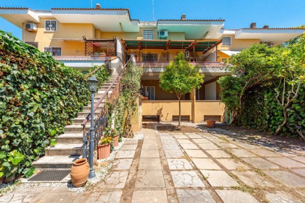 casa indipendente in vendita a Roma in zona Axa