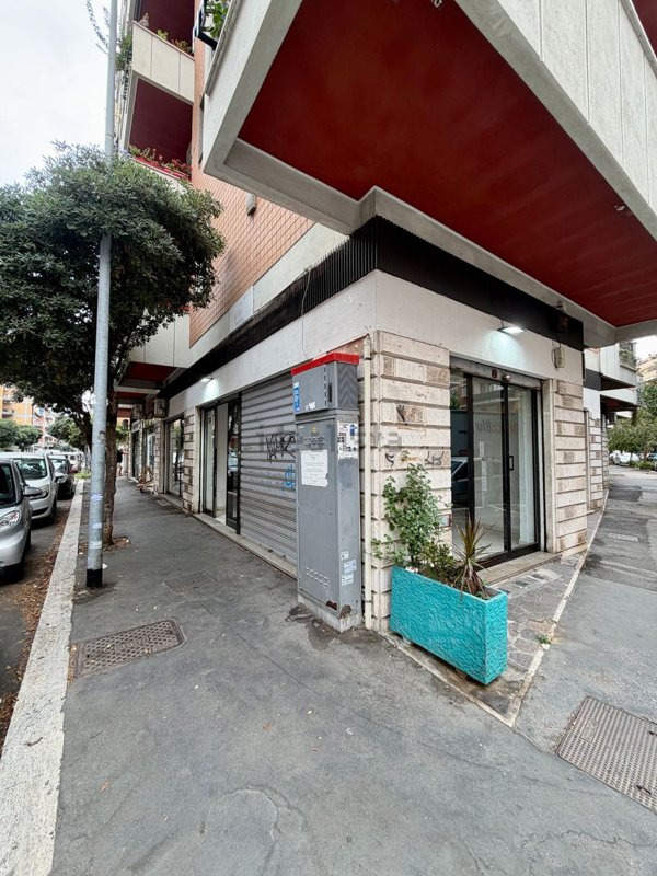 locale commerciale in vendita a Roma in zona Ostia