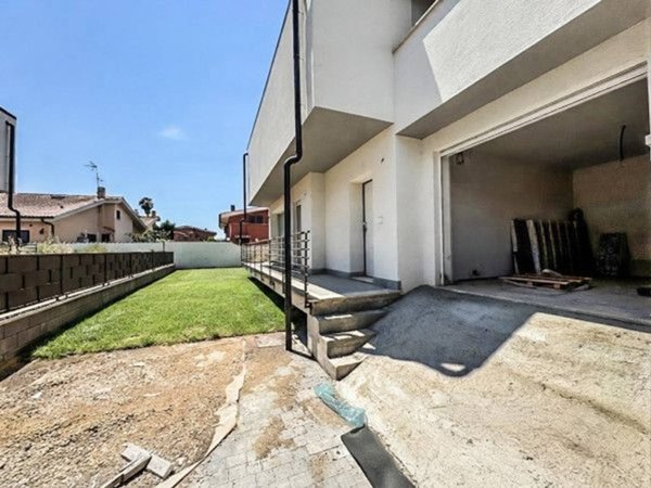 casa indipendente in vendita a Roma in zona Infernetto