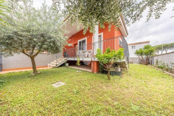 casa indipendente in vendita a Roma in zona Lago Regillo