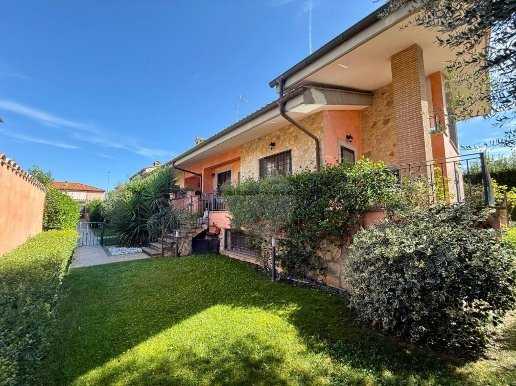 casa indipendente in vendita a Roma in zona Pantan Monastero
