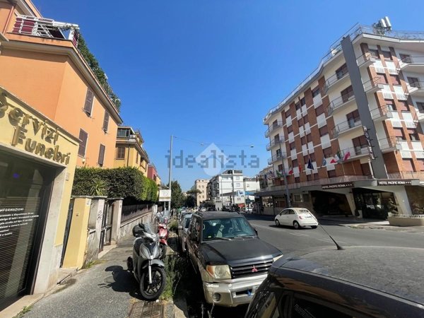 locale commerciale in vendita a Roma