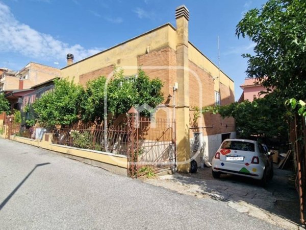 casa indipendente in vendita a Roma in zona Finocchio