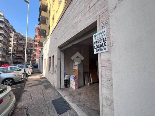 negozio in vendita a Roma in zona Collatino